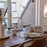 Huswell - Centrally Located Apartment With Sunny Terrace